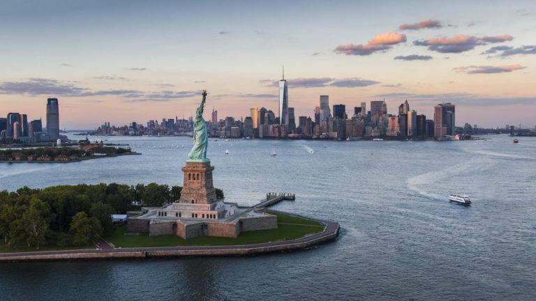 El avión solar llegó a Nueva York sobrevoló la Estatua de la Libertad