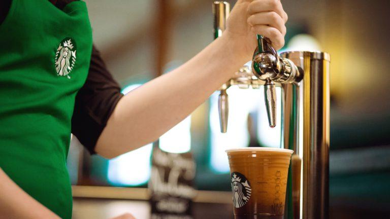 Starbucks ahora sirve café helado, como si fuera cerveza