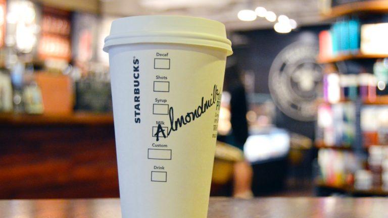 Starbucks lanza café con leche de almendras