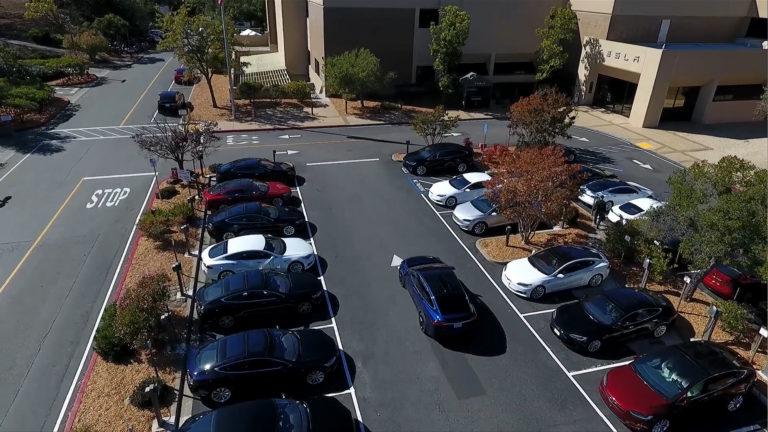 Tesla muestra como su auto lleva a un pasajero, lo deja y estaciona solo
