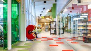 La nueva biblioteca pública de Toronto sorprende por su diseño, colores, espacios llenos de luz y tecnología