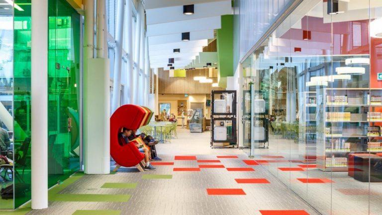 La nueva biblioteca pública de Toronto sorprende por su diseño, colores, espacios llenos de luz y tecnología