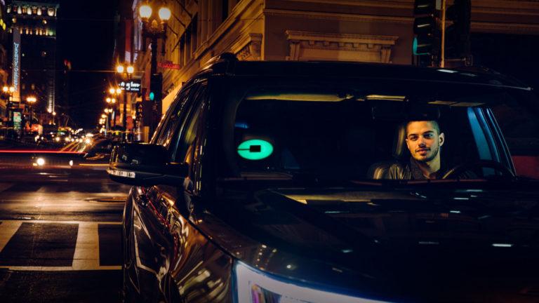 Uber ilumina el automóvil del color que elijamos, para encontrarlo más fácil