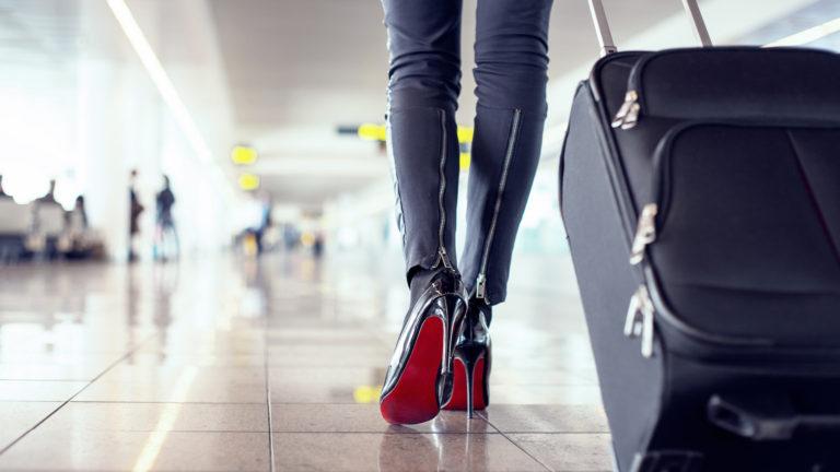 Las mujeres solas viajan más que los hombres. ¿A dónde lo hacen?