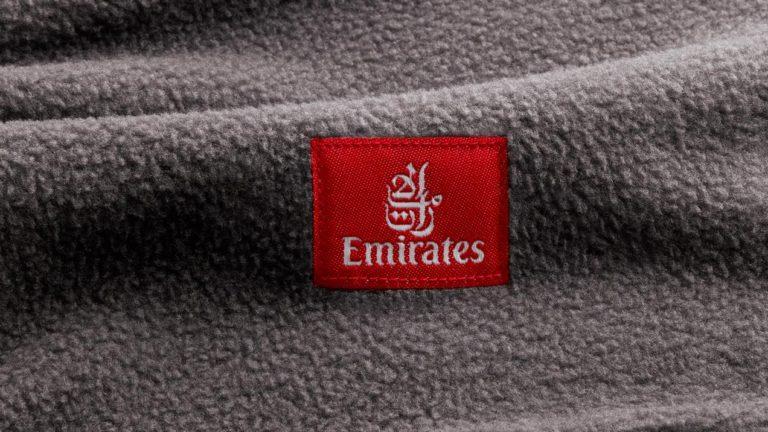 Las nuevas mantas de Emirates están hechas con 28 botellas recicladas
