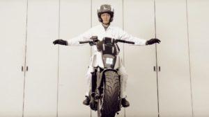 [Video] Honda lanzó una moto que se sostiene por sí misma