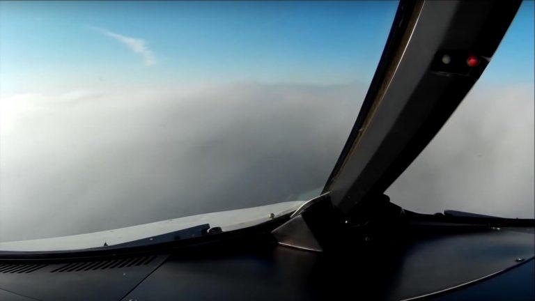 Cómo se ve un aterrizaje con niebla desde la cabina del piloto