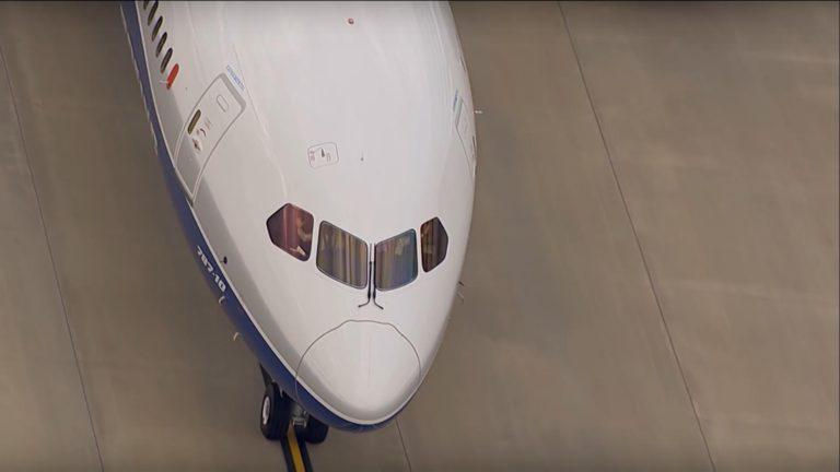 El avión más grande y moderno de Boeing despegó por primera vez