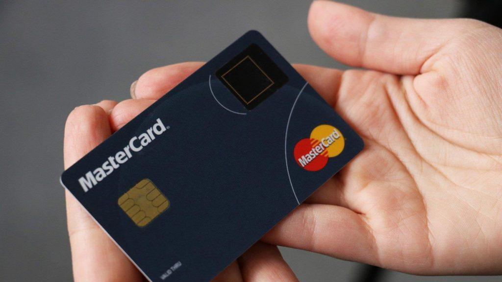 Nueva MasterCard combina sensor de lector de huellas con NFC