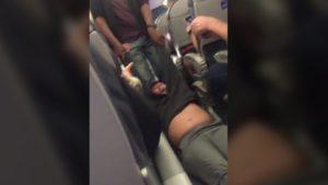 [Video] La aerolínea United arrastró a un pasajero del avión porque la empresa vendió boletos de más y tenía que “hacer lugar”