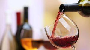 Los viajeros Business toman 300% más vino de lo previsto, y hay problemas de stock