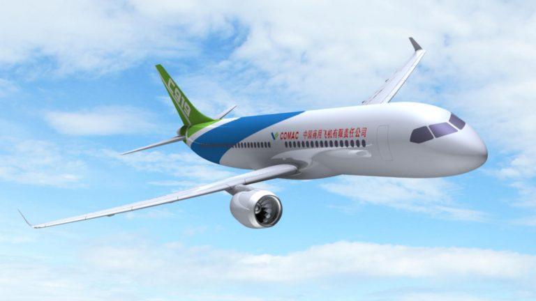 El avión de pasajeros chino voló por primera vez y se enfrenta a Boeing y Airbus