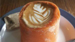 El bar que sirve el café en una taza hecha de zanahoria