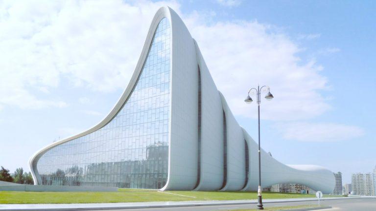 Bakú, la capital de Azerbaiyán, que sorprende por sus construcciones