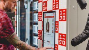 Uniqlo pone máquinas expendedoras de ropa en los aeropuertos