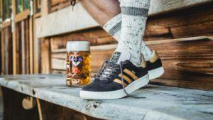 Adidas lanzó un calzado para Oktoberfest que repele la cerveza