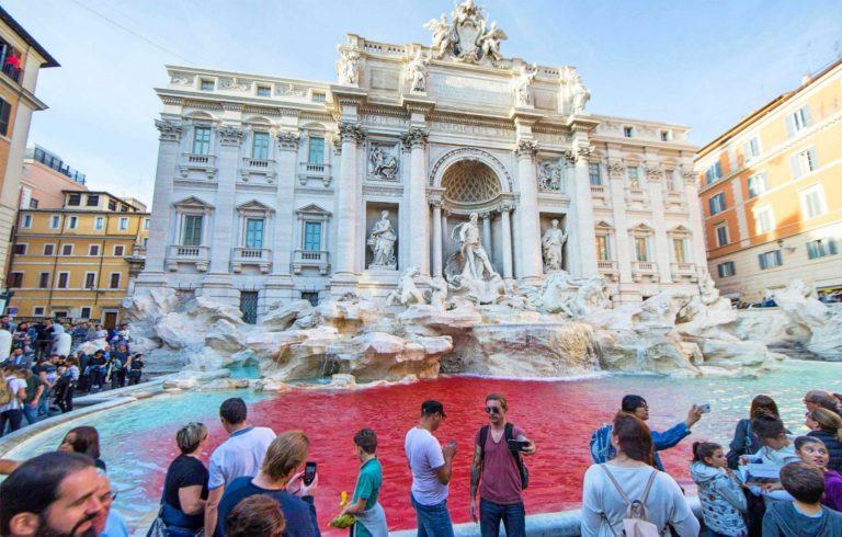 [Video] La Fontana di Trevi se tiñó de rojo