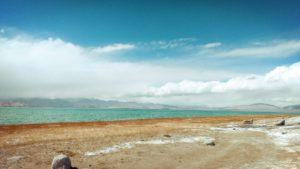 Este es el lago Karakul, sede de la regata más alta del mundo, en Tayikistán