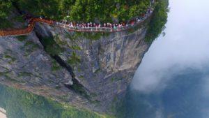 El puente de vidrio en China que se quiebra bajo los pies de los visitantes: video