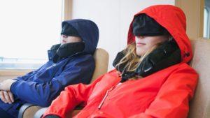 El abrigo ideal para viajeros, con almohada incorporada