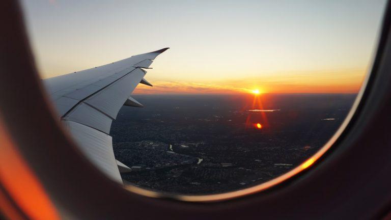 ¿Por qué debemos subir las ventanas del avión cuando aterriza?
