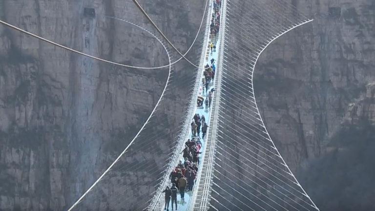China inauguró el puente de cristal más largo del mundo