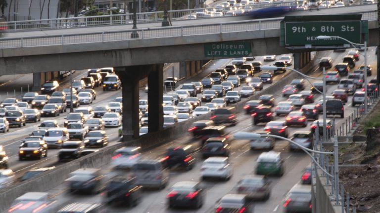 Si van a alquilar un auto en EE.UU., estas son las peores ciudades para manejar