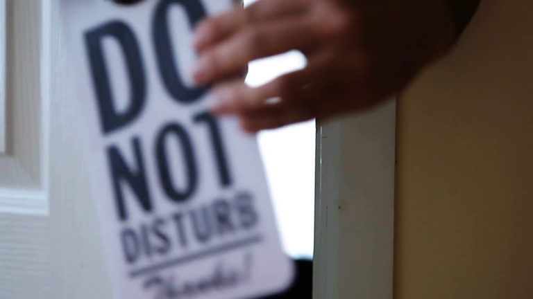 Los hoteles de Disney dejan de usar el cartel de No Molestar