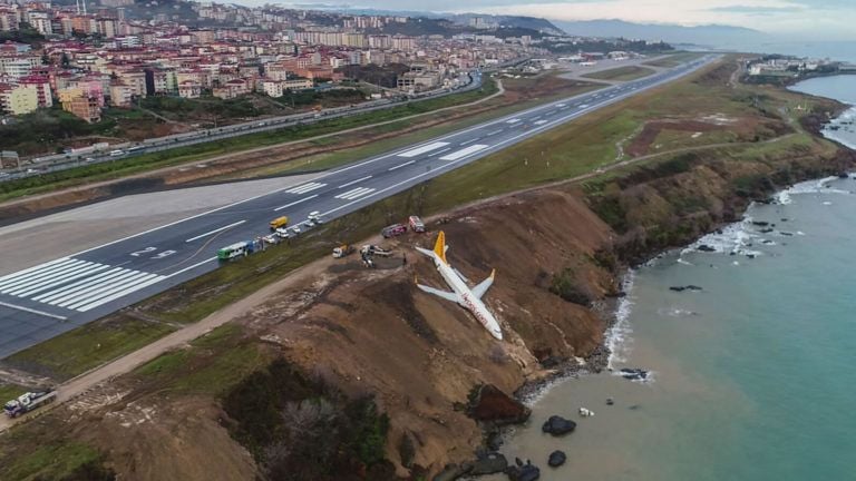 La impactante imagen de un avión que despistó en Turquía