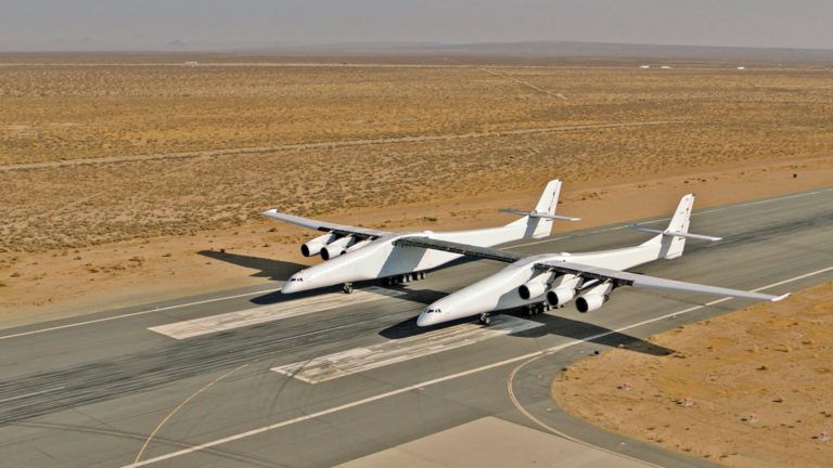 El avión más grande del mundo salió a la pista. Video