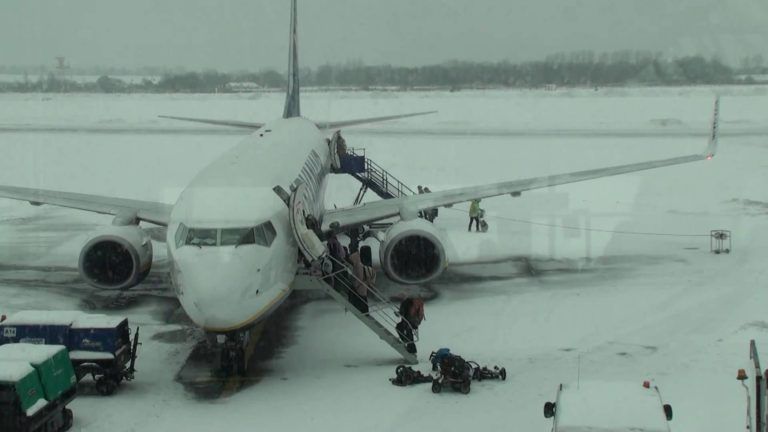 Las impactantes imágenes de una tormenta de nieve en un aeropuerto