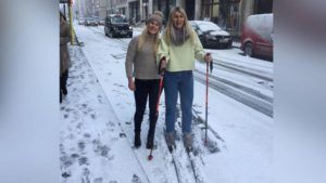 Europa está cubierta de nieve, y personas esquían en las calles de Londres