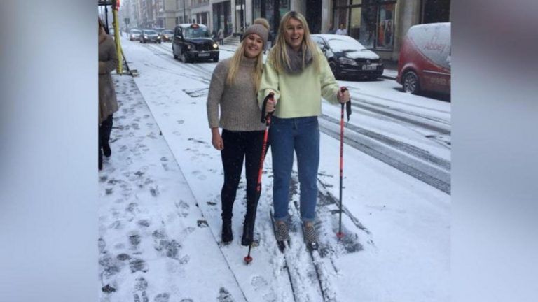 Europa está cubierta de nieve, y personas esquían en las calles de Londres