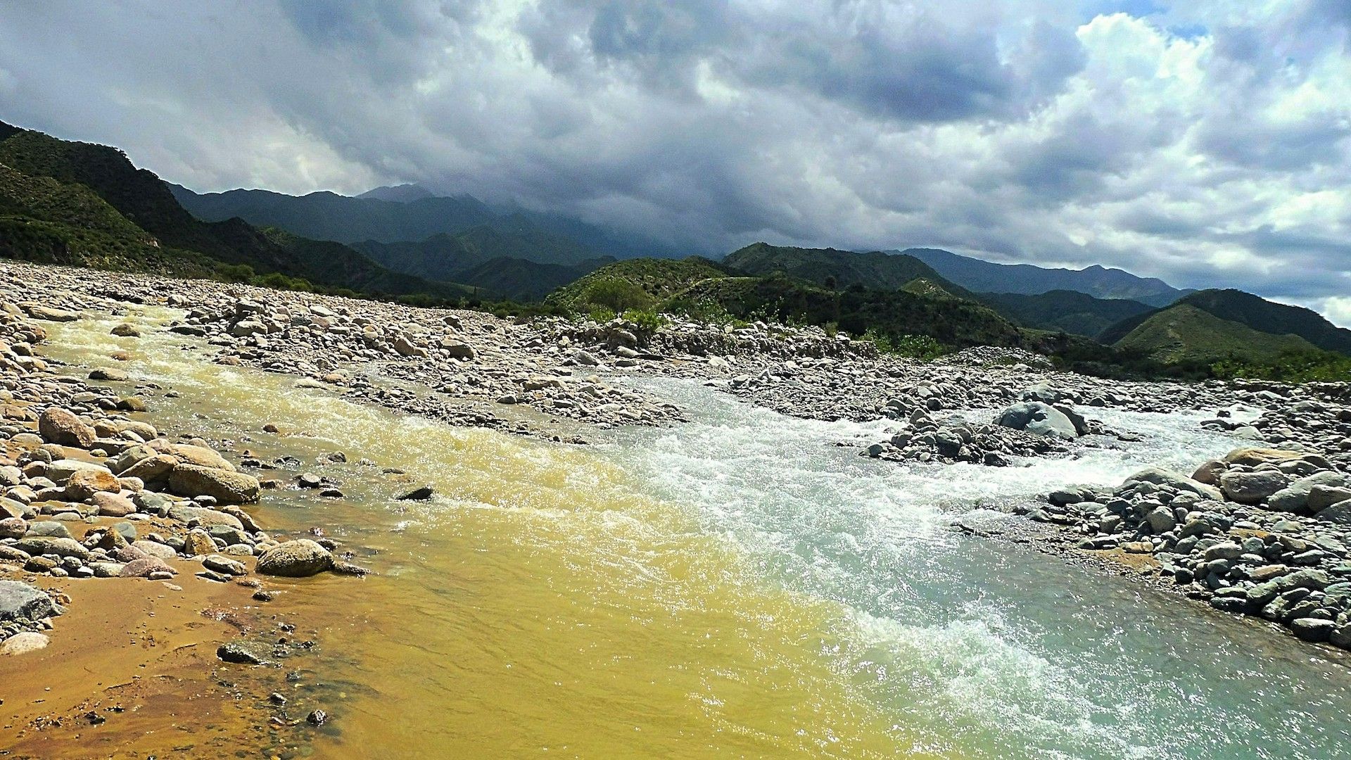 Este es el río de dos colores, un fenómeno único en el noroeste argentino —  Conocedores.com