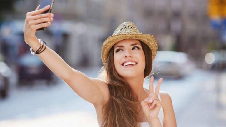 ¿Por qué quizás no sea tan buena idea sacarse selfies en un viaje?