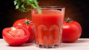 La extraña decisión de una línea aérea de eliminar el jugo de tomate