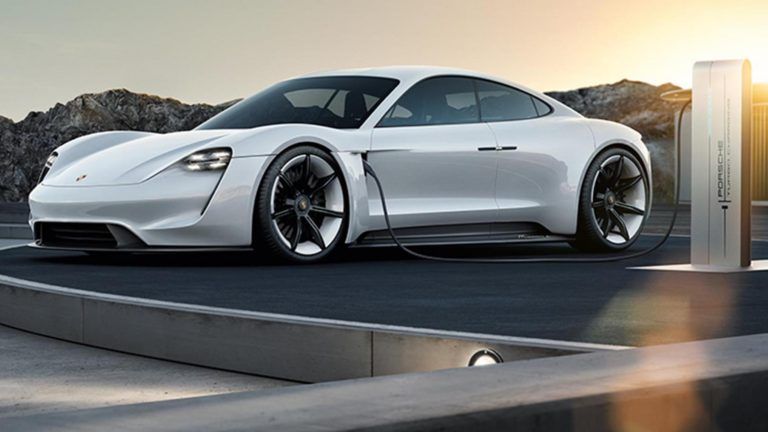El primer deportivo eléctrico de Porsche se llamará Taycan: imágenes