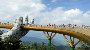 Así es El Puente Dorado en Vietnam, el más famoso de este año