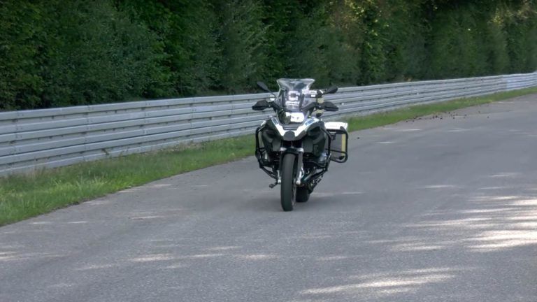 BMW presentó su primera moto autónoma: video