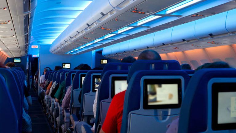 Más aerolíneas ofrecen ver televisión en vivo en pleno vuelo