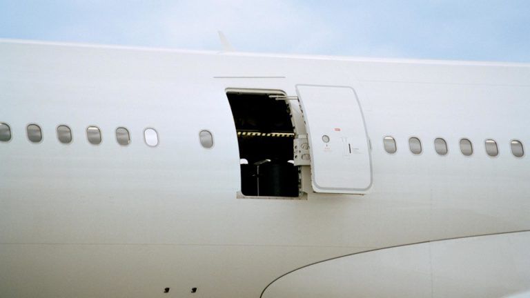 Un pasajero confundió la salida de emergencia con la puerta del baño del avión