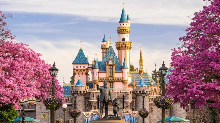 En Disneyland será dificultoso sentarse, o deberemos pagar para hacerlo