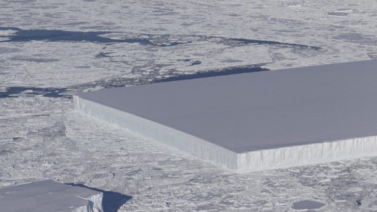 El espectacular iceberg rectangular descubierto en la Antártida