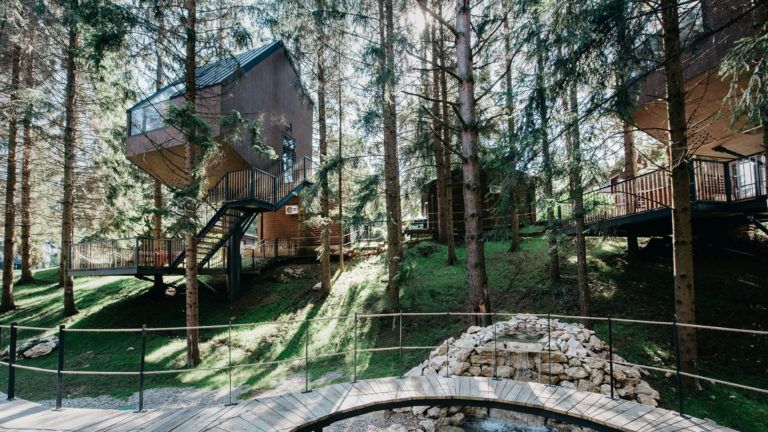Las nuevas casas en el árbol en el parque nacional más espectacular de Croacia