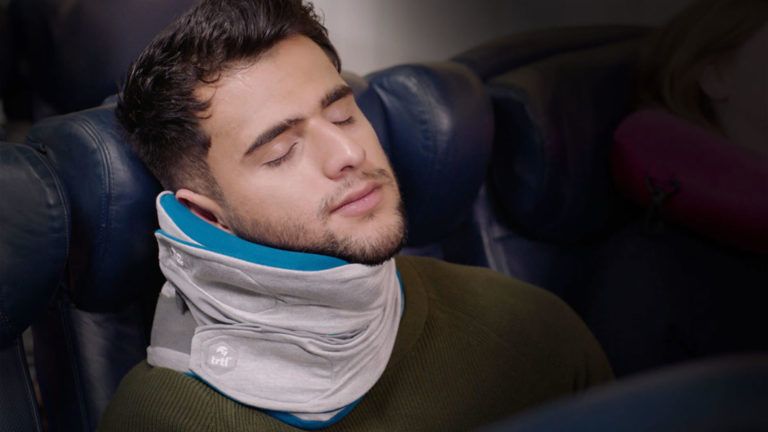 La almohada que promete cambiar la forma en que dormimos en el avión