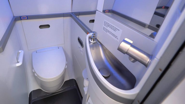 Los baños en los aviones son cada vez más pequeños: imágenes