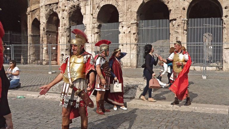 Roma cambia las reglas: no más fotos con gladiadores ni beber en la calle