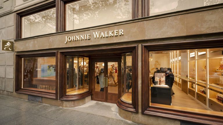 Johnnie Walker abrió su primera tienda experiencial para probar los mejores whiskies