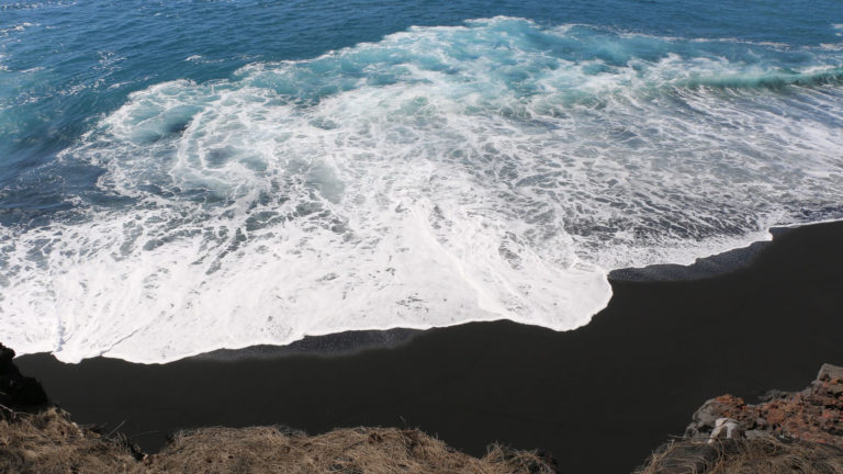 Hawái tiene una nueva playa de arena negra, después de la última erupción del volcán