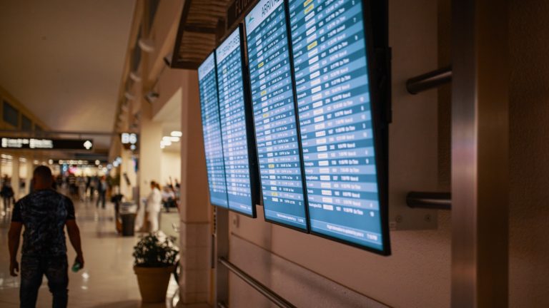 ¿Cuáles son los horarios con los vuelos más puntuales?